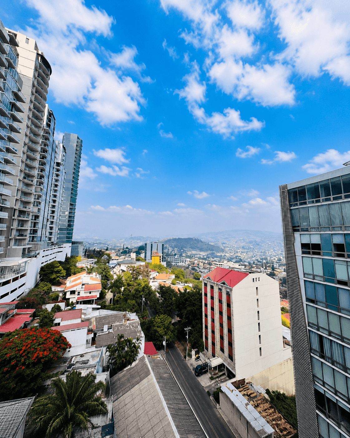 Balcón panorámico con vista a la ciudad y las montañas