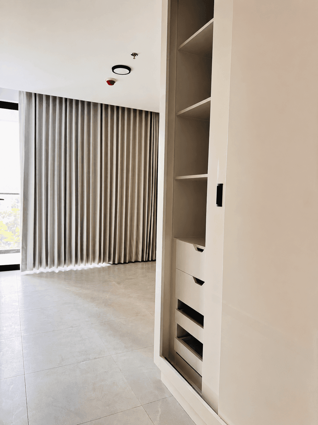 Habitación con vestidor y balcón